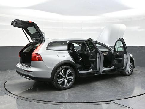 Used 2025 Volvo V60 B5 Cross Country Plus AWD/4WD image 40