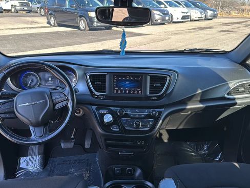 Used 2020 Chrysler Pacifica Touring w/ S Appearance Package FWD image 33