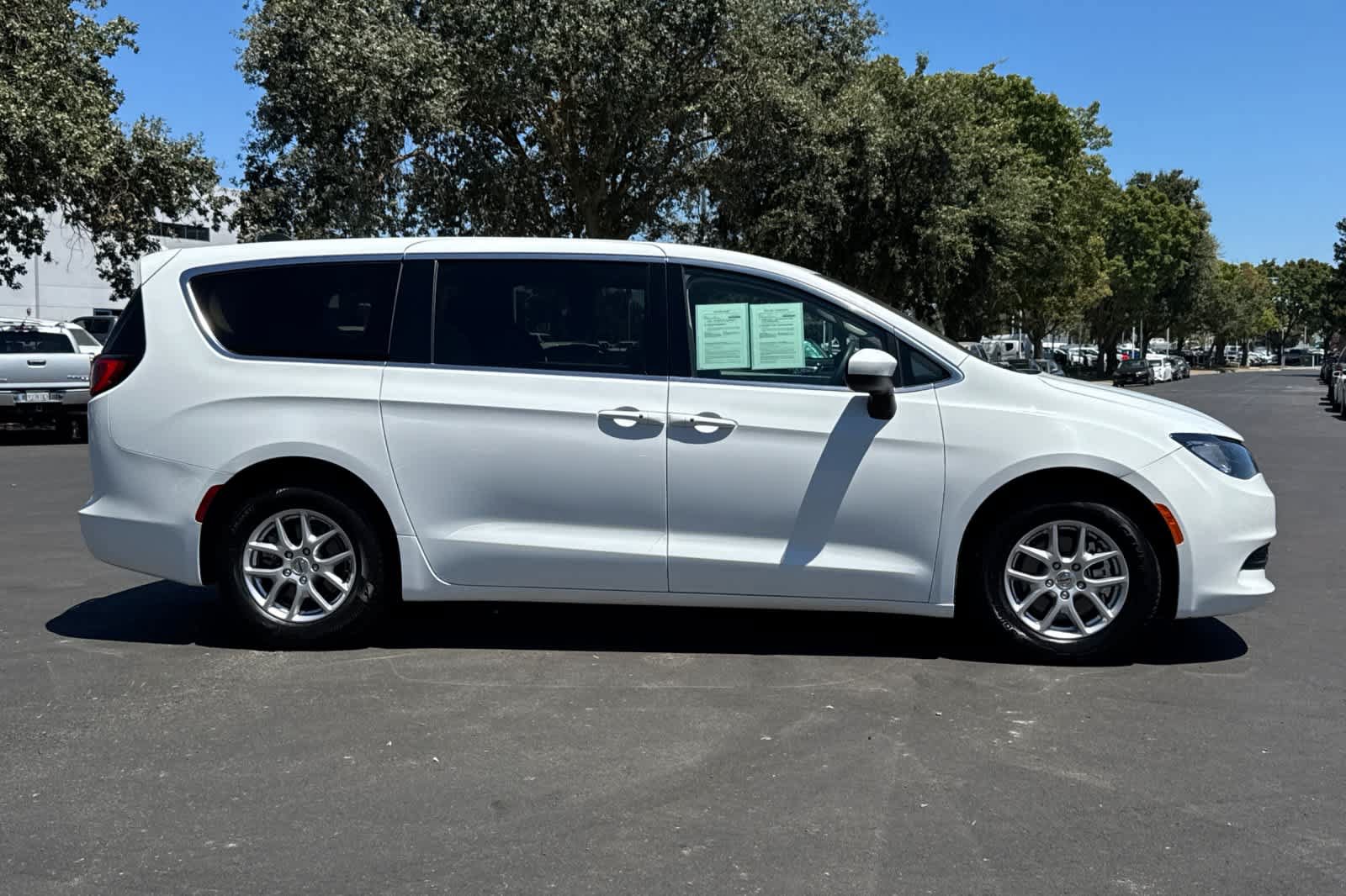 Used 2023 Chrysler Voyager LX FWD image 8