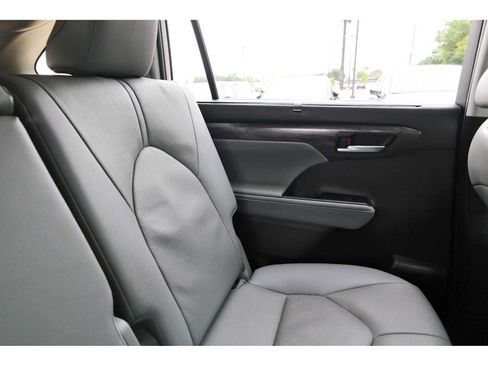 Used 2023 Toyota Highlander Limited FWD image 10