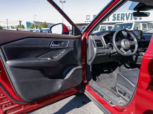 Used 2023 Nissan Rogue Platinum w/ Platinum Premium Package image 13