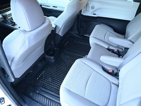 Used 2025 Toyota Sienna LE image 38