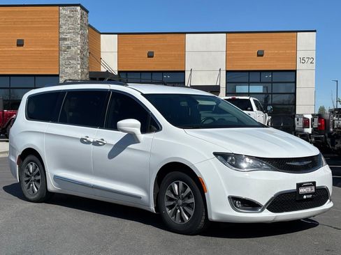 Used 2020 Chrysler Pacifica Touring-L Plus FWD image 1