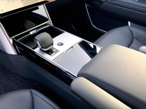 New 2026 Land Rover Range Rover Long Wheelbase SE image 7