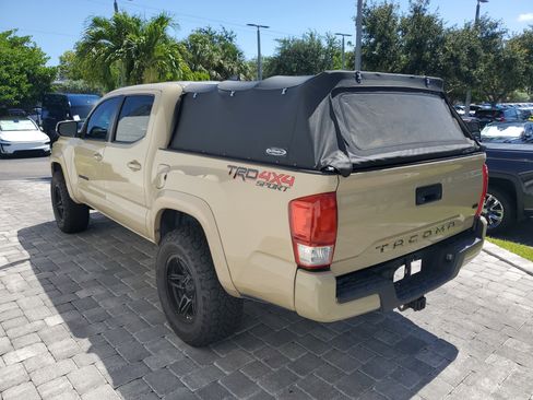 Used 2017 Toyota Tacoma TRD Sport w/ Tow Package (A/T) AWD/4WD image 4
