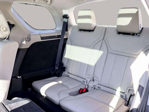 Used 2018 Land Rover Discovery SE image 30