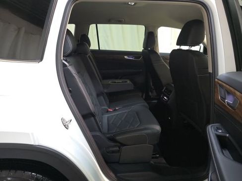 Used 2025 Volkswagen Atlas SE image 34