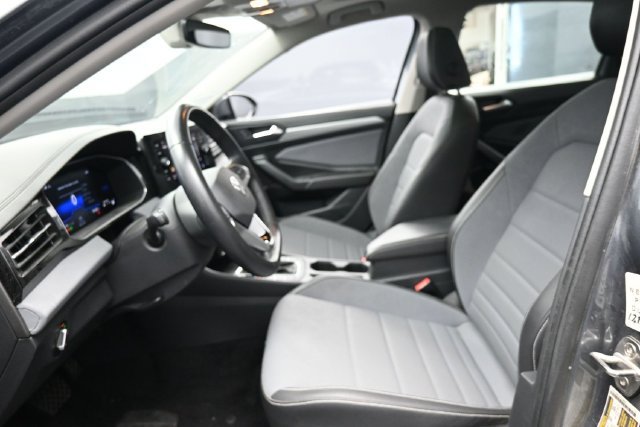 Used 2025 Volkswagen Jetta SE FWD image 12