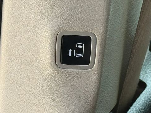 Used 2022 Chrysler Pacifica Touring-L w/ Uconnect Theater Family Group FWD image 24