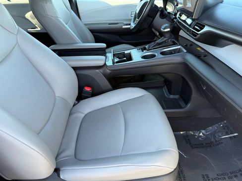 Used 2025 Toyota Sienna XLE FWD image 31