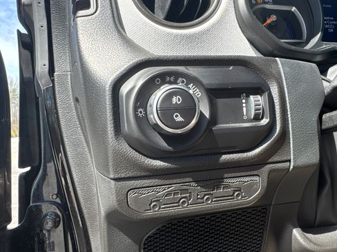 Used 2024 Jeep Gladiator Sport image 33