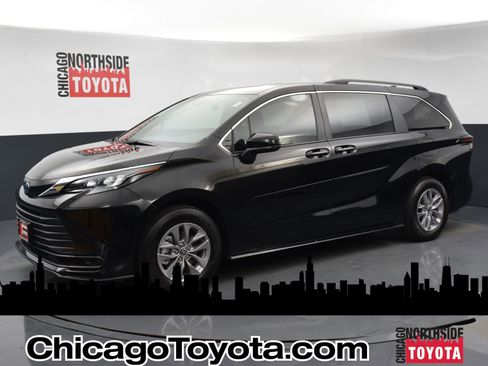 Used 2025 Toyota Sienna LE image 1