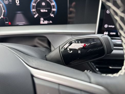 New 2025 Volkswagen Tiguan SE image 29