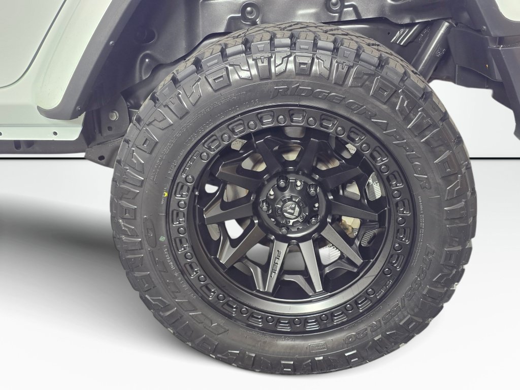 Used 2025 Jeep Wrangler Unlimited Sahara AWD/4WD image 23