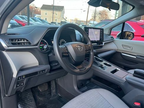 Used 2024 Toyota Sienna LE image 10