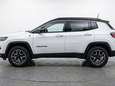 Used 2025 Jeep Compass Trailhawk image 5