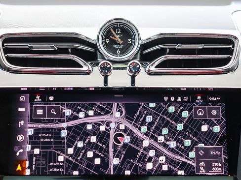 Used 2021 Bentley Bentayga image 19