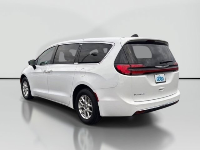 Used 2024 Chrysler Pacifica Touring FWD image 3