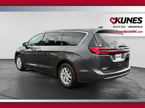 Used 2023 Chrysler Pacifica Touring-L FWD image 8