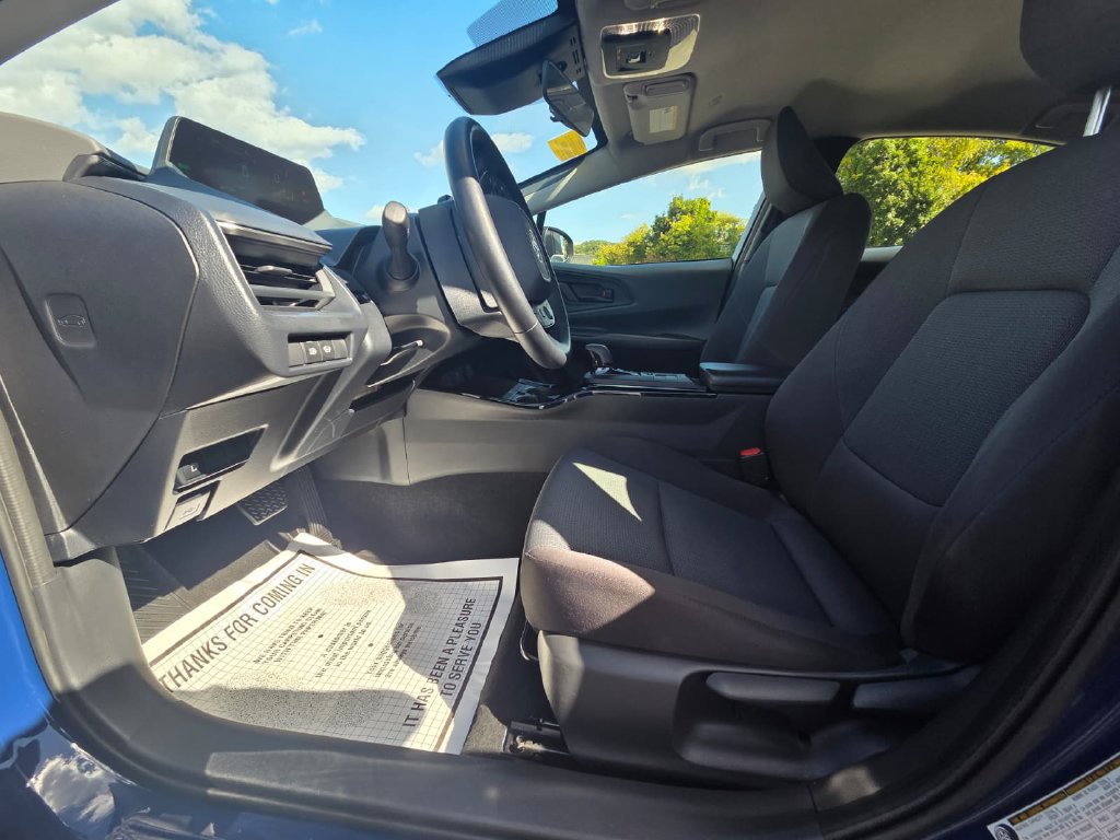 Used 2025 Toyota Prius LE FWD image 9