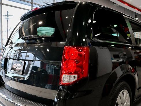 Used 2019 Dodge Grand Caravan SE w/ UConnect Hands-Free Group image 10