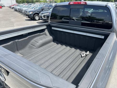 Used 2025 Nissan Frontier SV w/ SV Convenience Package RWD image 15