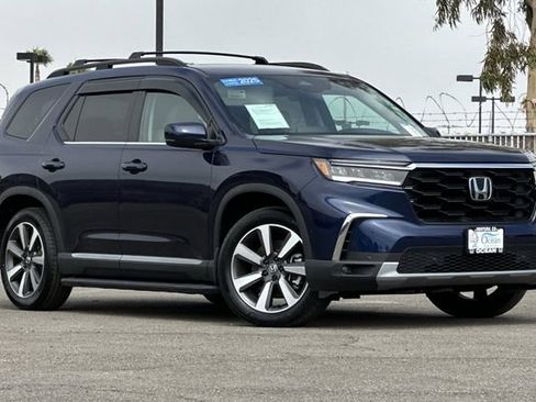 Used 2025 Honda Pilot Touring image 2