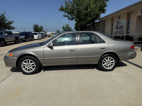 Used 2001 Toyota Camry XLE FWD image 4