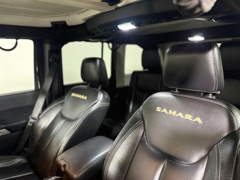 Used 2014 Jeep Wrangler Unlimited Sahara w/ Dual Top Group AWD/4WD image 19