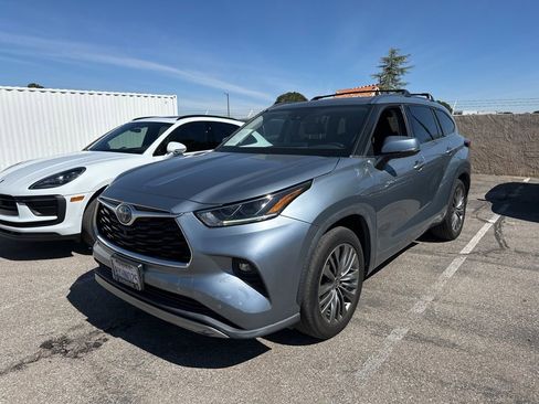 Used 2021 Toyota Highlander Platinum image 2