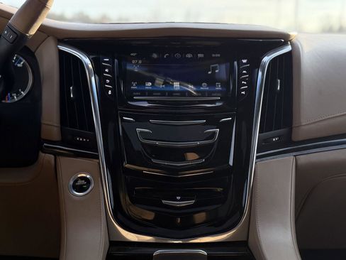 Used 2018 Cadillac Escalade Platinum image 21