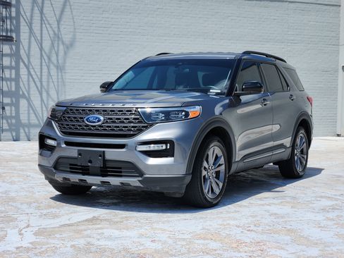 Used 2023 Ford Explorer XLT w/ Equipment Group 202A AWD/4WD image 4