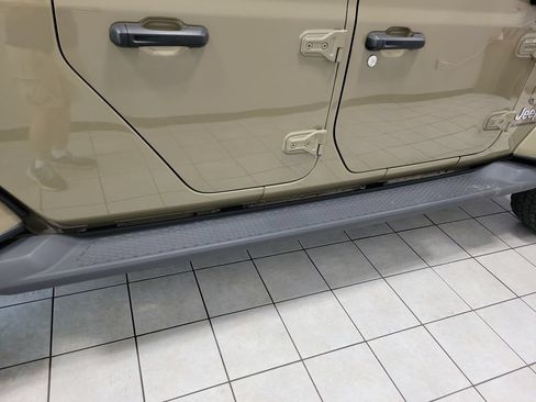 Used 2020 Jeep Gladiator Overland w/ Popular Equipment Package AWD/4WD image 16