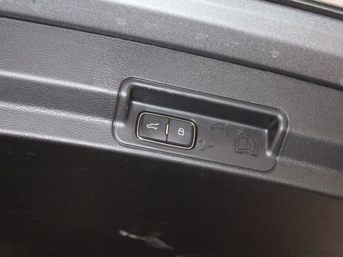 Used 2022 Ford Explorer XLT w/ Equipment Group 202A image 18