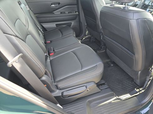 Used 2023 Nissan Pathfinder SL w/ Black Appearance Package image 17