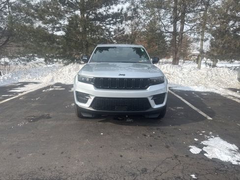 Used 2024 Jeep Grand Cherokee Altitude image 8