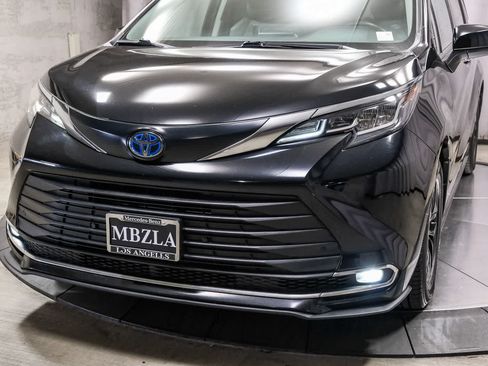 Used 2023 Toyota Sienna XLE FWD image 11