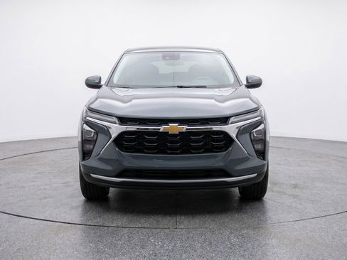 Used 2025 Chevrolet Trax LT w/ LT Convenience Package FWD image 2