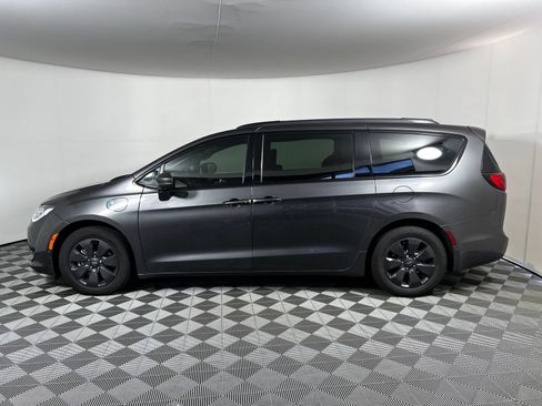 Used 2019 Chrysler Pacifica Limited w/ Advanced Safetytec Group FWD image 8
