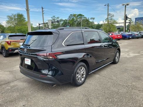 Used 2025 Toyota Sienna XLE FWD image 2
