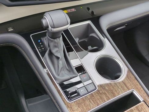 Used 2025 Toyota Sienna Limited image 16