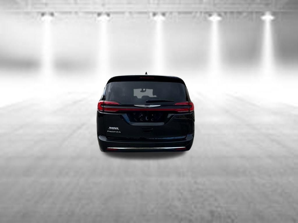 Used 2023 Chrysler Pacifica Touring-L FWD image 5
