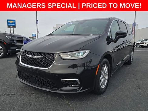 Used 2023 Chrysler Pacifica Touring-L image 10