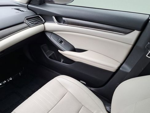 Used 2018 Honda Accord Touring image 16