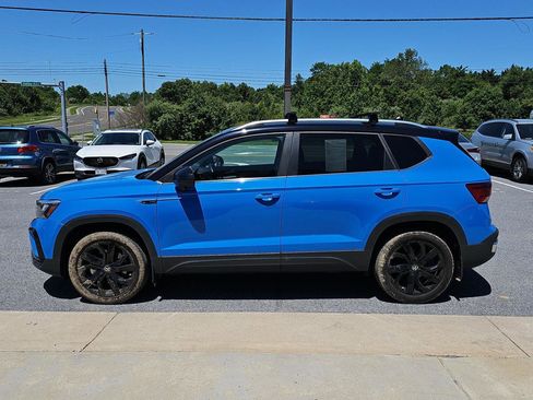 Used 2024 Volkswagen Taos SE w/ Panoramic Sunroof Package FWD image 3