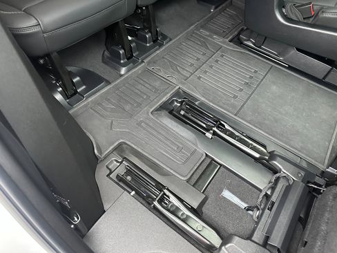 Used 2025 GMC Yukon Denali w/ Denali Reserve Package image 32