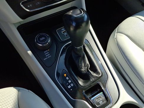 Used 2019 Jeep Cherokee Limited w/ Luxury Group AWD/4WD image 15