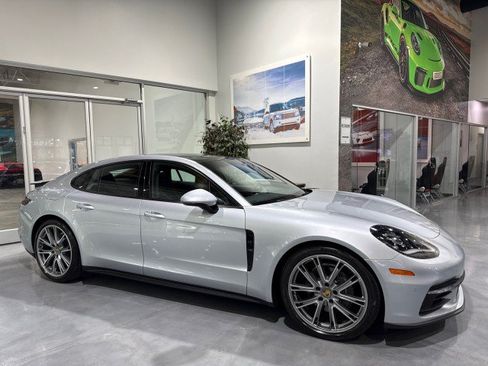 Used 2018 Porsche Panamera RWD image 5