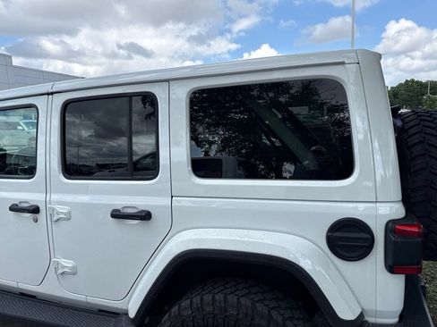 Used 2018 Jeep Wrangler Unlimited Sahara AWD/4WD image 16