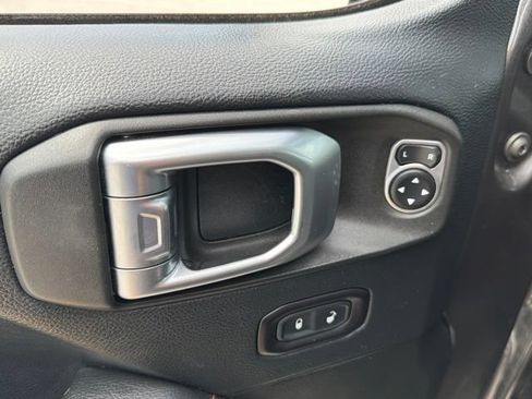 Used 2018 Jeep Wrangler Unlimited Rubicon w/ Dual Top Group AWD/4WD image 19